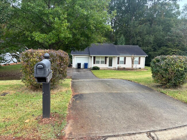438 Old Colony Rd in Anderson, SC - Foto de edificio - Building Photo
