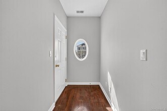 1310 Half Moon Bay Dr in Croton-on-Hudson, NY - Building Photo - Building Photo