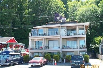 1356 Alki Ave SW in Seattle, WA - Foto de edificio
