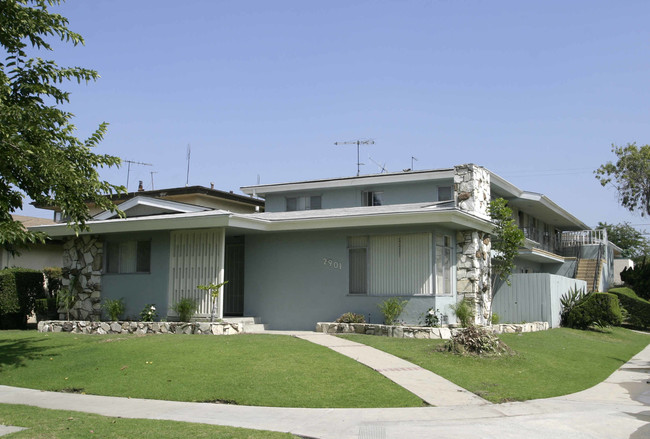 2901 W Rosecrans Ave in Gardena, CA - Building Photo - Building Photo