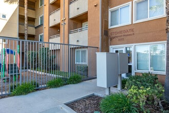 Stonegate II in Anaheim, CA - Foto de edificio - Building Photo