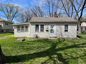 2122 Sprucewood Ave in Des Plaines, IL - Foto de edificio - Building Photo