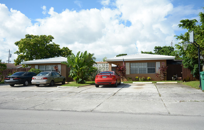 1711 NE 56th St in Fort Lauderdale, FL - Foto de edificio - Building Photo