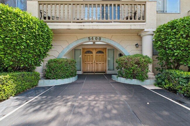 5400 Lindley Ave, Unit 211 in Encino, CA - Building Photo - Building Photo