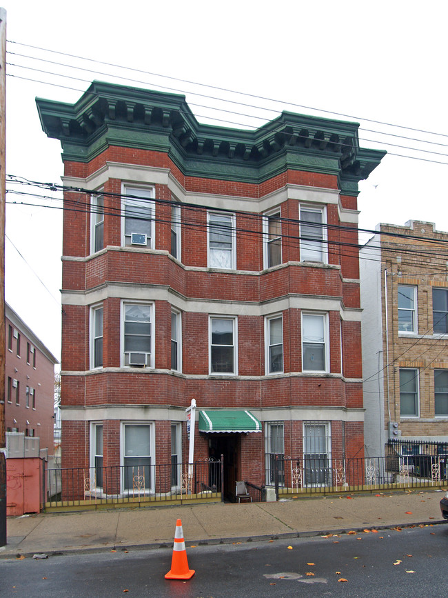 1326-1328 67th St in Brooklyn, NY - Foto de edificio - Building Photo