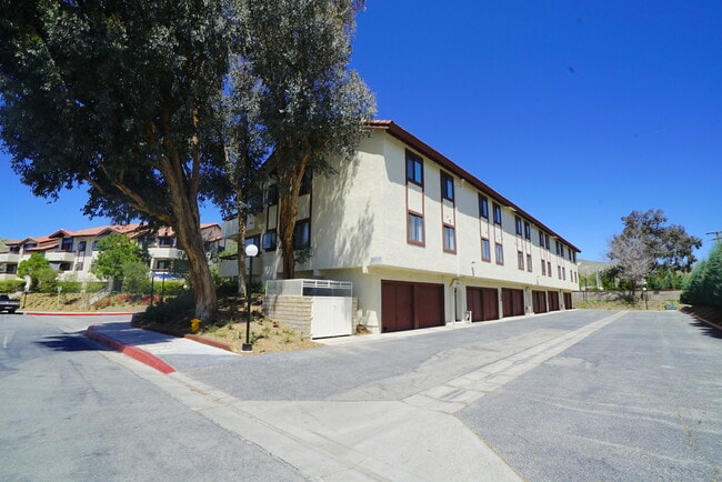 28010 Tiffany Ln in Santa Clarita, CA - Building Photo - Building Photo