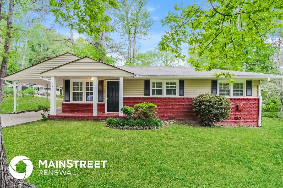 5550 Longmeadow Ln in Atlanta, GA - Building Photo