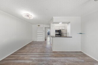 2401 Manor Rd in Austin, TX - Building Photo - Building Photo