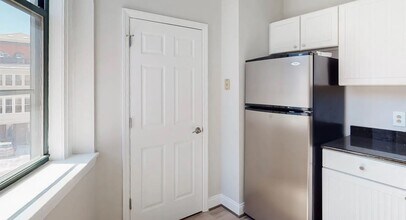 330 N Charles St in Baltimore, MD - Foto de edificio - Building Photo