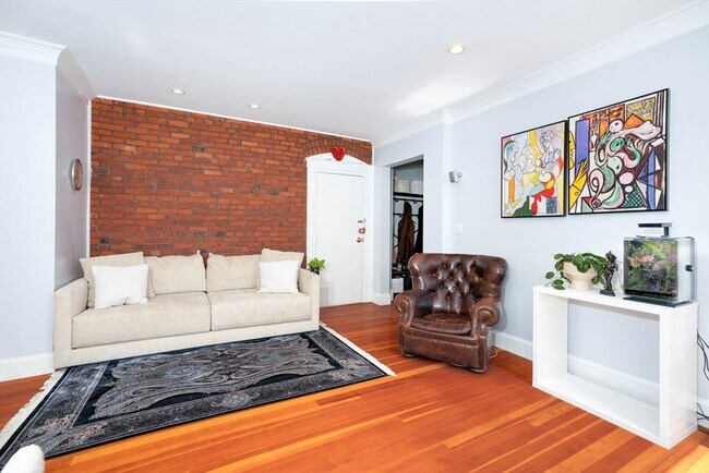 1064 Beacon St, Unit 12 in Brookline, MA - Building Photo - Building Photo