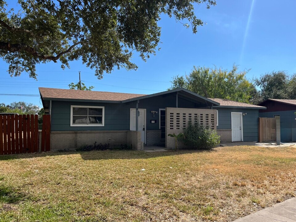 1907 Oklahoma St in Kingsville, TX - Building Photo