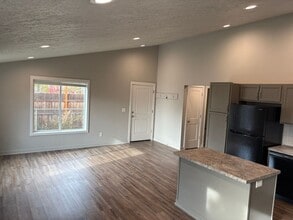 1128 Hemlock St NW in Salem, OR - Building Photo - Building Photo