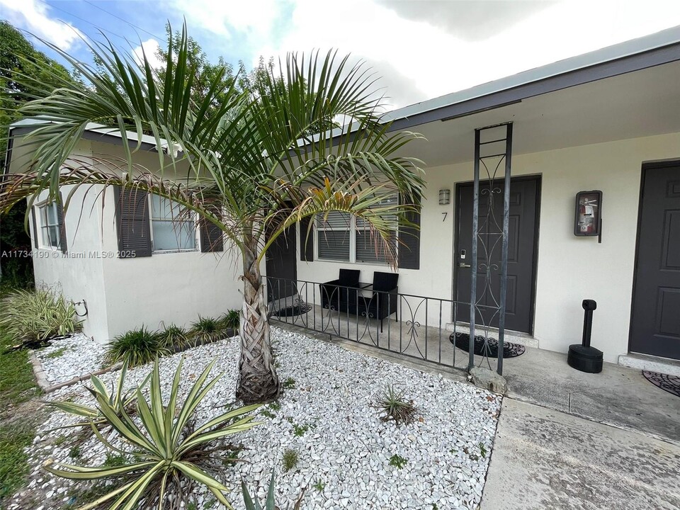 2216 Fillmore St in Hollywood, FL - Building Photo