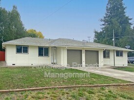 411-413 E 3rd St in Halsey, OR - Building Photo
