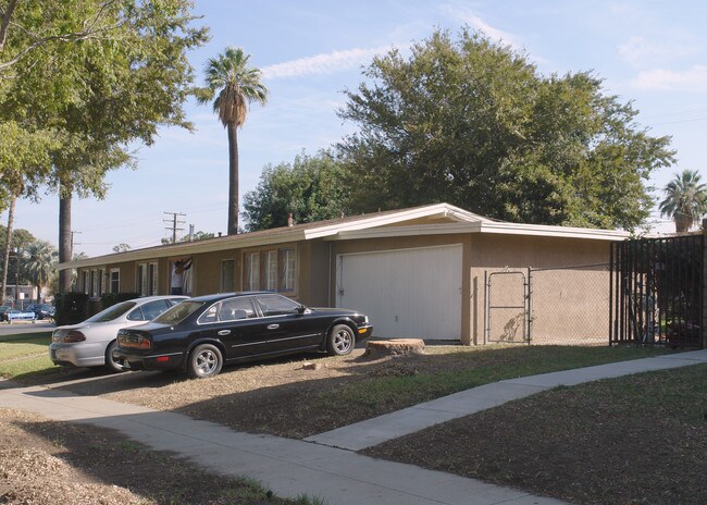 408-505 E Grand Blvd in Corona, CA - Foto de edificio - Building Photo