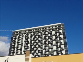 5300 Paseo Blvd in Doral, FL - Building Photo