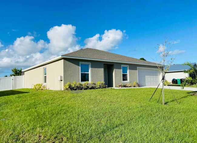 479 SW Holden Terrace in Port St. Lucie, FL - Building Photo - Building Photo