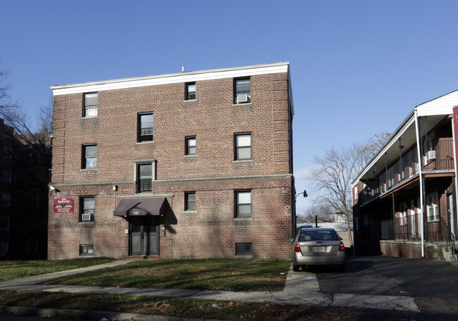 137 N Walnut St in East Orange, NJ - Building Photo - Building Photo