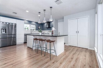 1550 Wood Lodge Dr in Houston, TX - Building Photo - Building Photo