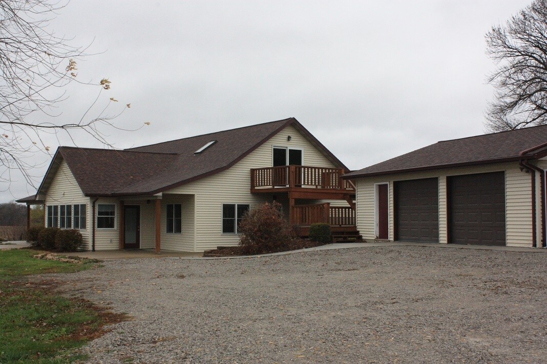 1017 S Clark St in Pella, IA - Building Photo
