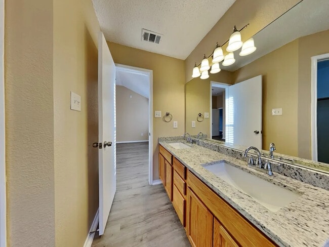 10644 Shadywood Dr in Fort Worth, TX - Building Photo - Building Photo