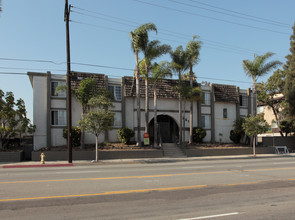 Royal Palms Apartments in Gardena, CA - Building Photo - Building Photo