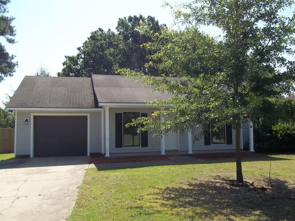 105 Marvin Dr in Spring Lake, NC - Building Photo