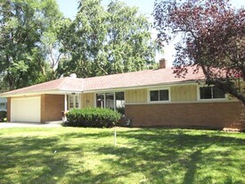 11638 Bobolink Ln in Mequon, WI - Building Photo