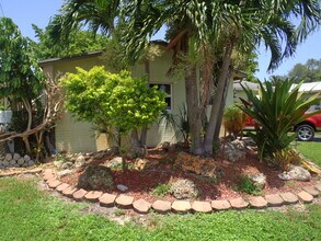 6903 Rio Pinar in North Lauderdale, FL - Foto de edificio - Building Photo