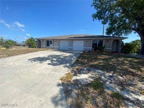 919 Cape Coral Pkwy W in Cape Coral, FL - Foto de edificio - Building Photo