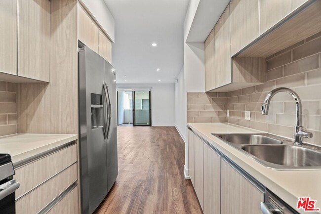 129 Kings Rd in Los Angeles, CA - Building Photo - Building Photo