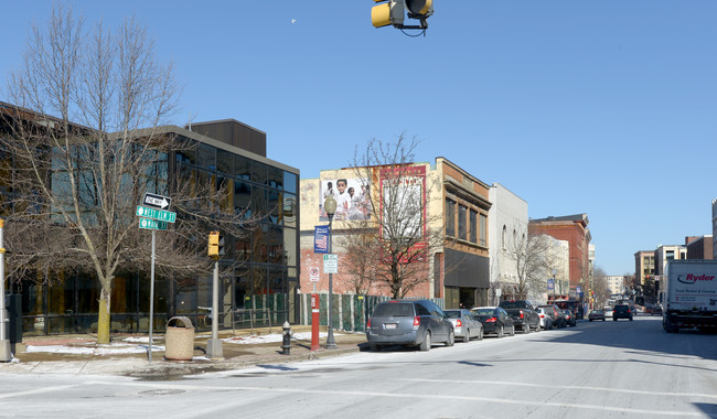 Bixby Brockton Apartments in Brockton, MA - Foto de edificio - Building Photo