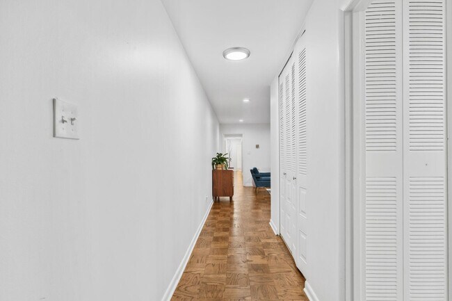 10613 Montrose Ave-Unit -# 102 in Bethesda, MD - Building Photo - Building Photo