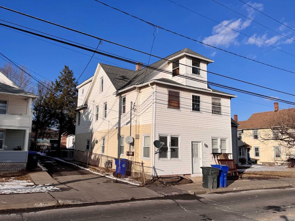 130 N Elm St in Torrington, CT - Building Photo