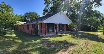 306 W Hale Ave in Decatur, TX - Building Photo - Building Photo