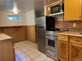 198 Kings Ferry Rd in Montrose, NY - Building Photo