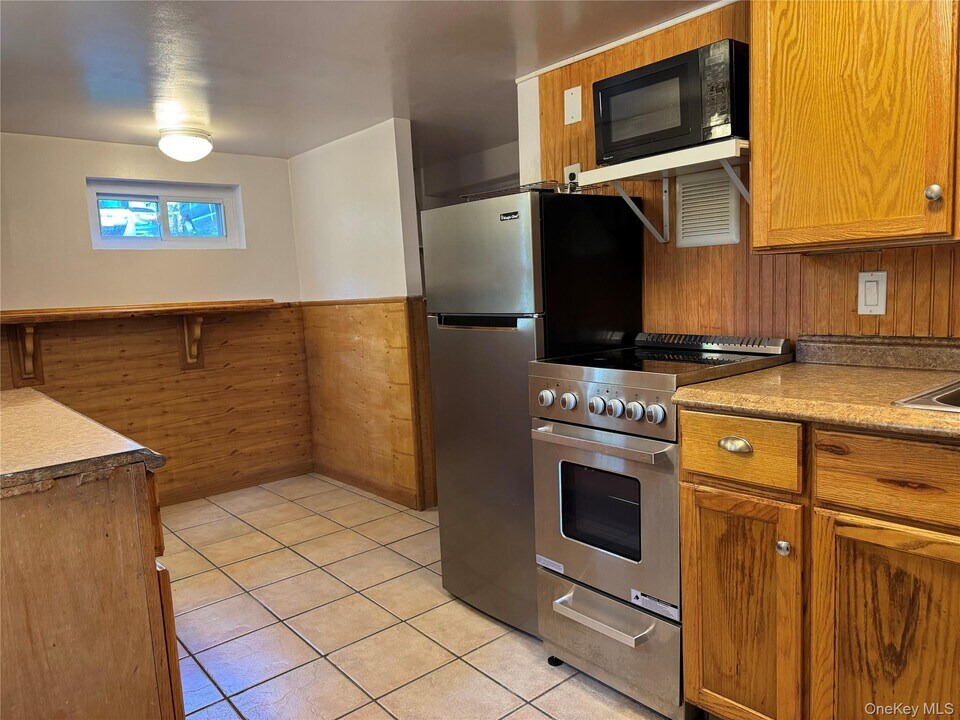 198 Kings Ferry Rd in Montrose, NY - Building Photo