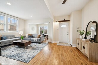 2542 N Long Ave in Chicago, IL - Building Photo - Building Photo