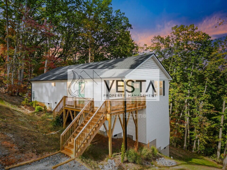 430 Hague Dr in Columbus, NC - Building Photo