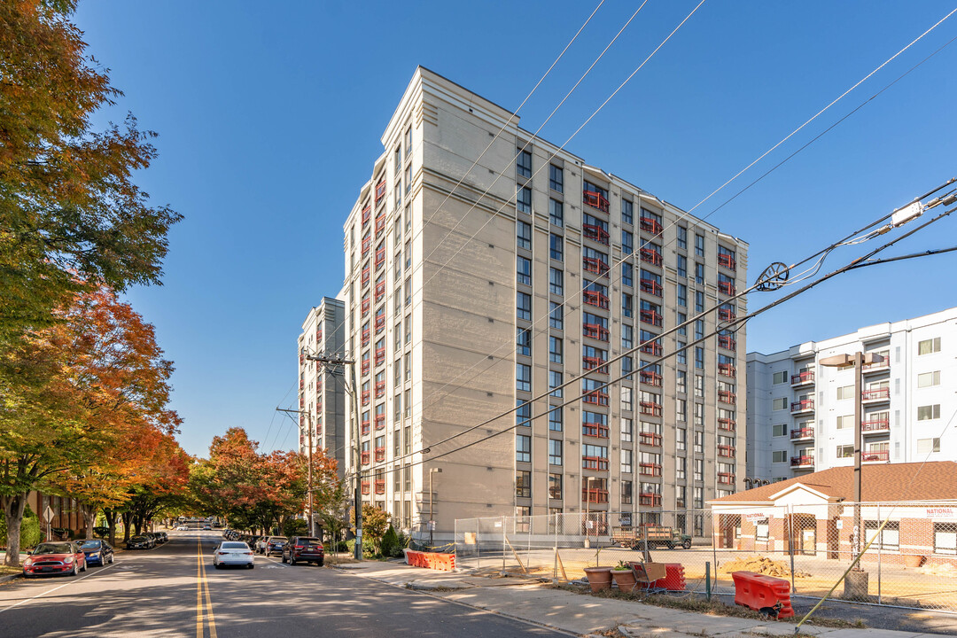 The Aurora Condominiums in Silver Spring, MD - Foto de edificio