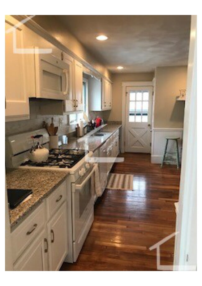 32 Irvington Rd in Somerville, MA - Building Photo - Building Photo