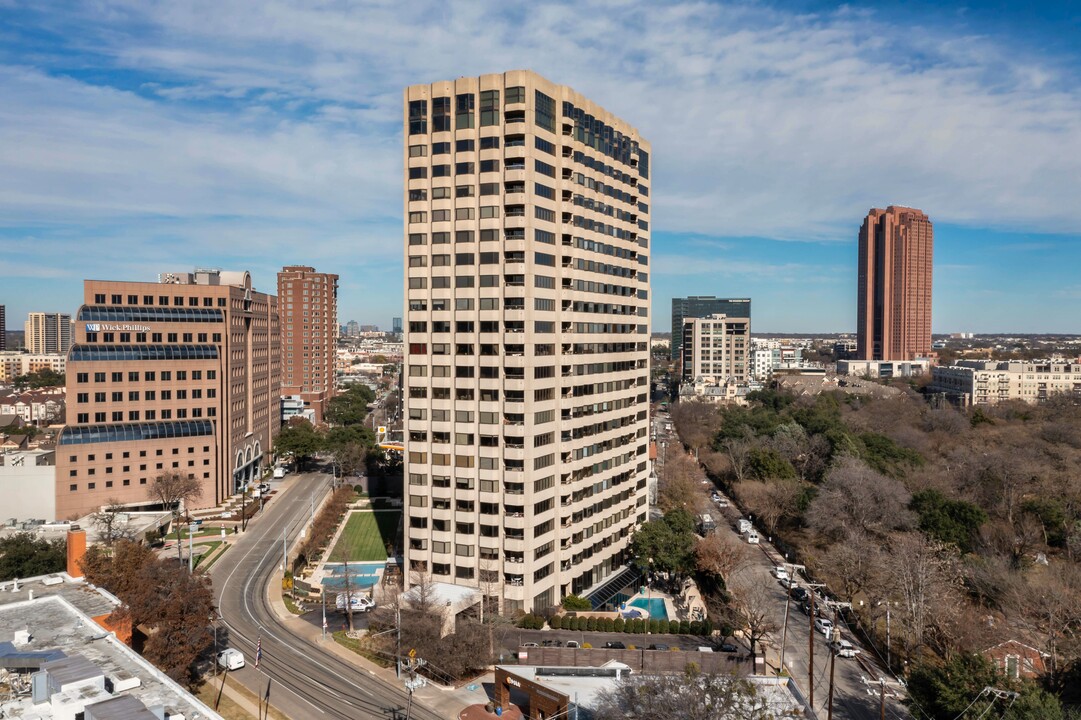 La Tour Condominiums in Dallas, TX - Building Photo