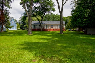 1315 Lakeview Rd in West Bend, WI - Building Photo - Building Photo
