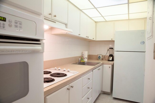 1000 West Ave, Unit 331 in Miami Beach, FL - Building Photo - Building Photo