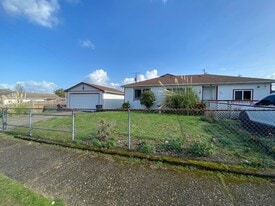 1707 Garfield St in North Bend, OR - Building Photo