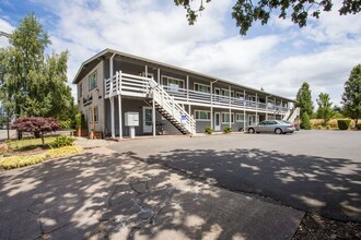 11580 SW Hall Blvd in Tigard, OR - Building Photo - Building Photo