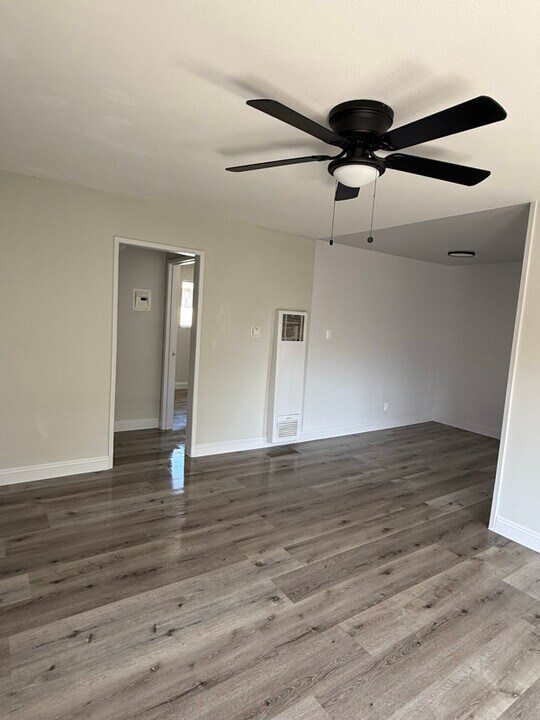 1060 W 117th St in Los Angeles, CA - Building Photo