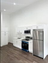 2126 NW 24th St in Miami, FL - Building Photo