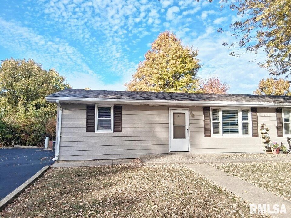 5812 W Farmington Rd in Peoria, IL - Building Photo