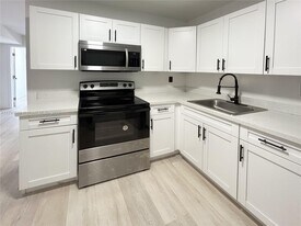 12215 W Dixie Hwy in North Miami, FL - Building Photo